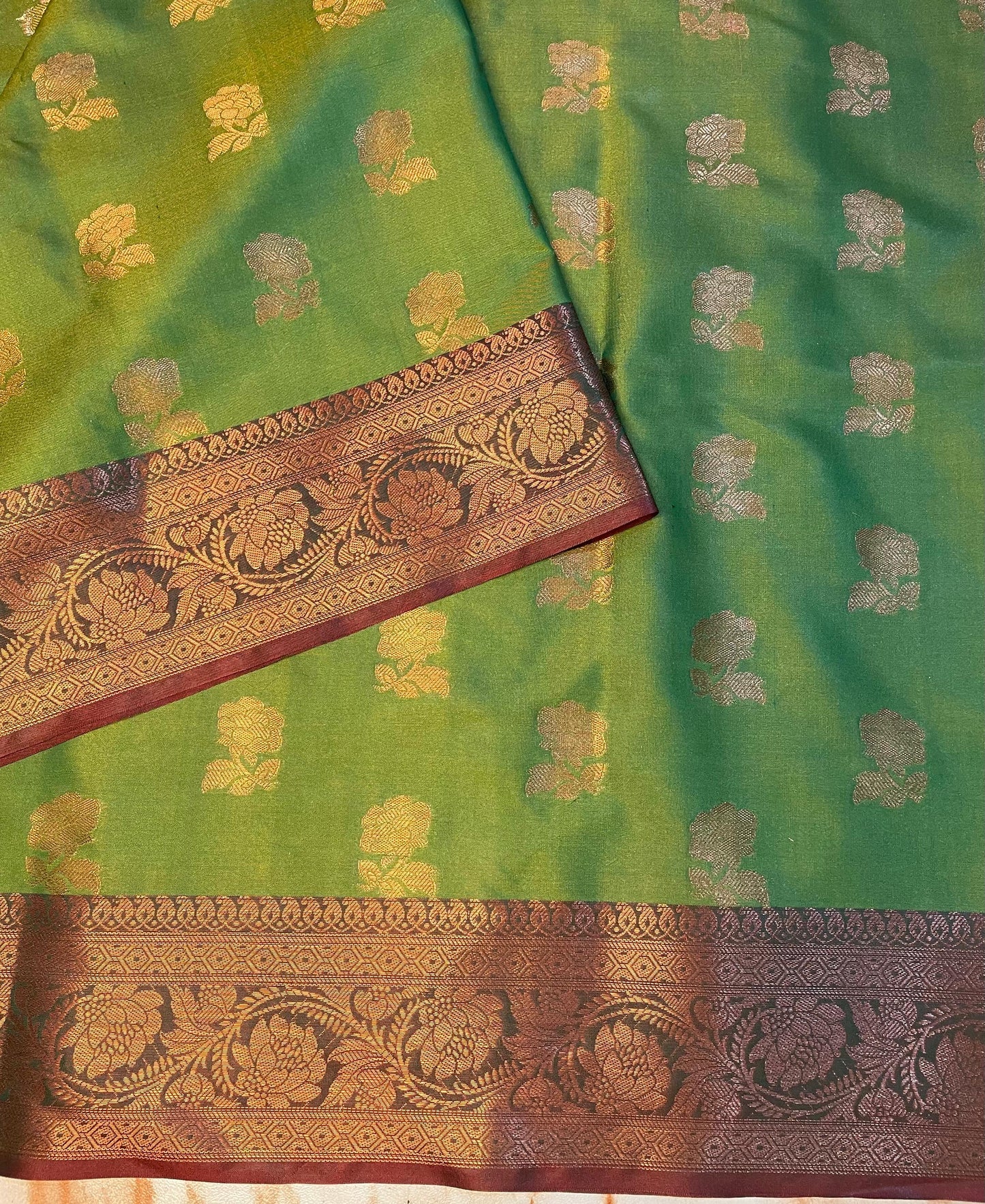 Trending Banarasi Soft Satin Silk Flower Pattern Gold Zari Weaving Traditional Sarees