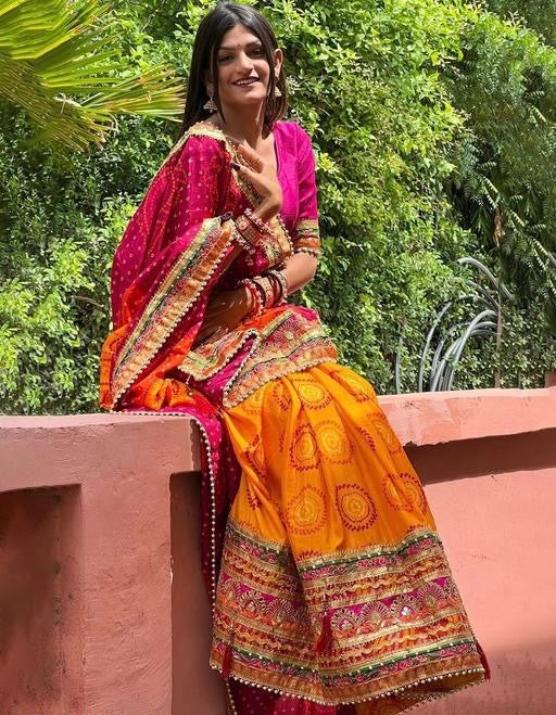 Women's Bandhani Saree With Lace Border And Unstitched Blouse Piece
